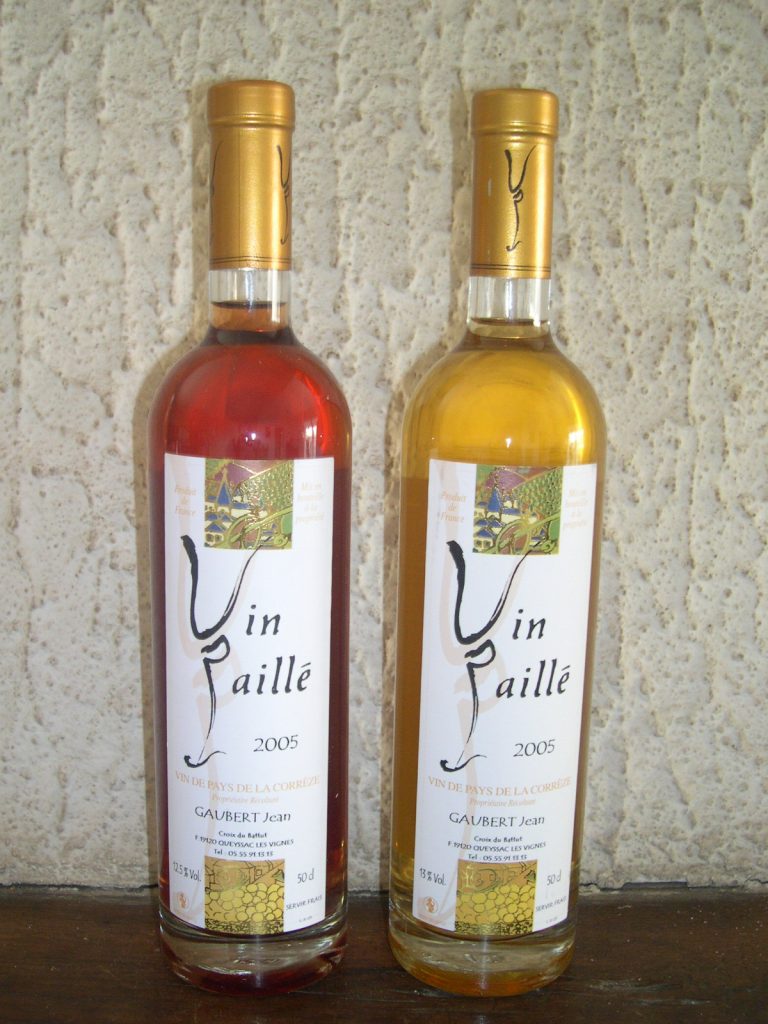 Deux bouteilles de Vin Paillé 2005 du Domaine Gaubert Jean, vin liquoreux produit en Corrèze, présentées côte à côte avec des capsules dorées, illustrant une spécialité régionale de vin de pays, à déguster frais.