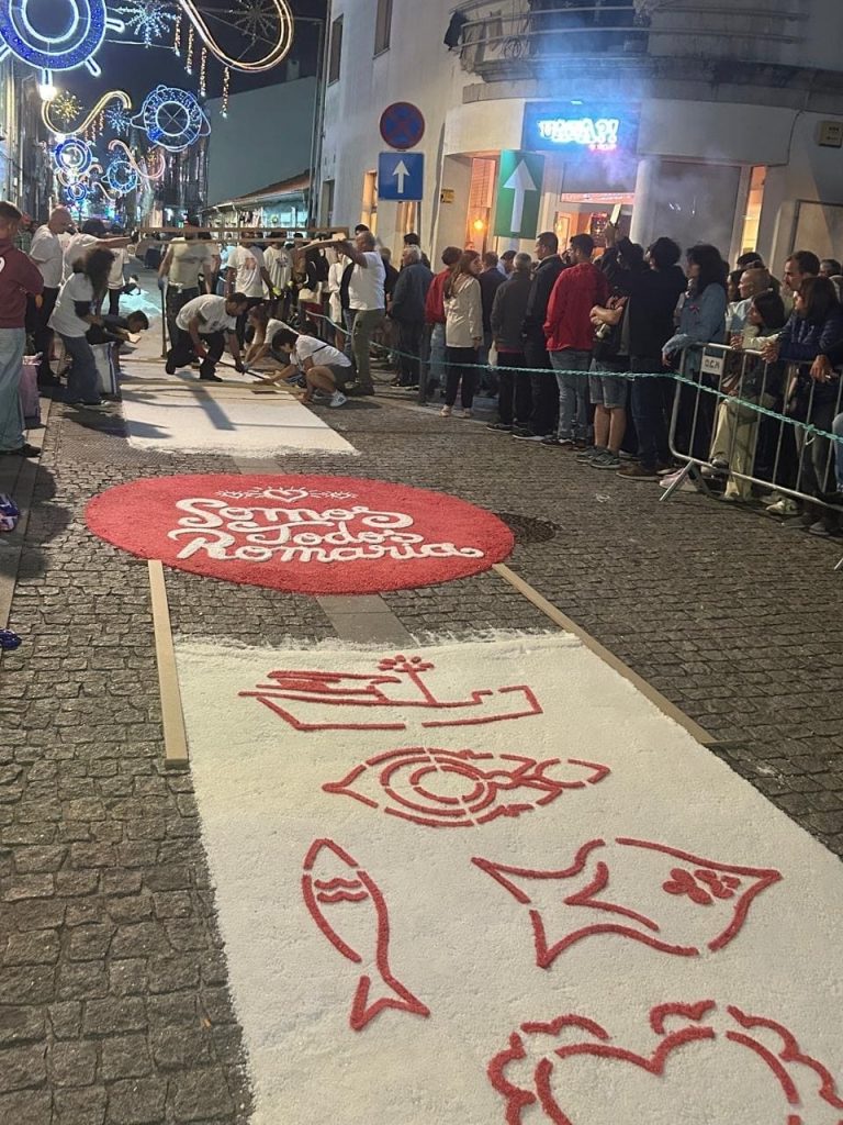 préparation des tapis de sel, plusieurs motifs et slogan "Somos Todos Romaria"