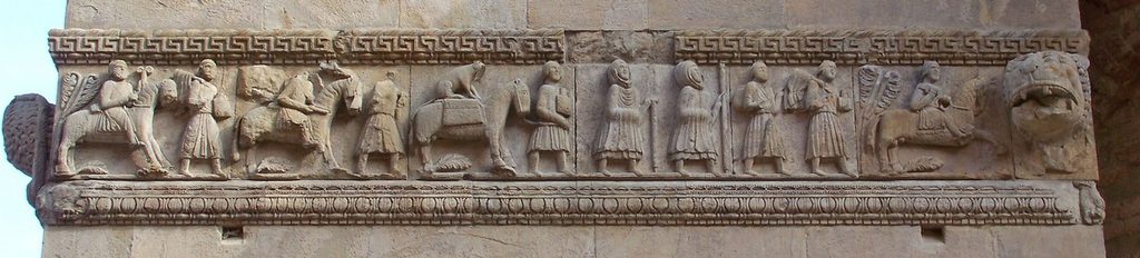 Un bas relief représentant des pélerins au moyen age sur La Via Francigena.